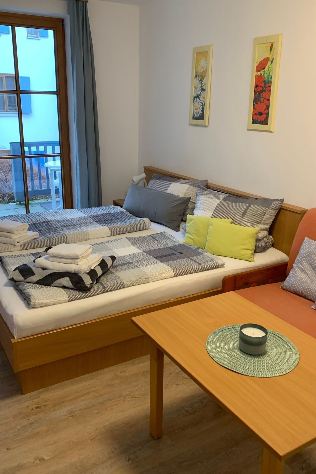 Una camera da letto con un letto, un comodino e vista sull'esterno.