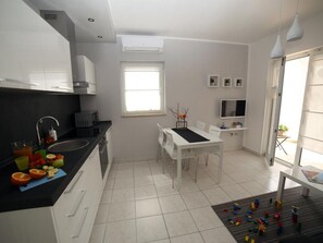 Fridge, microwave, oven, cookware/dishes/utensils - Wohnung "Pusteblume" mit Terrasse by Interhome (Fažana)