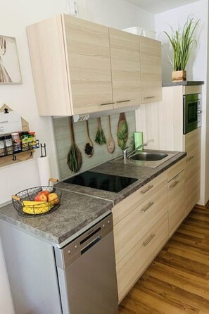 Fridge, microwave, dishwasher, cookware/dishes/utensils - mit Balkon und Bergblick by Interhome (Langfurth)
