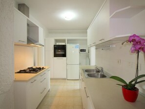 Kühlschrank, Mikrowelle, Ofen, Geschirrspüler