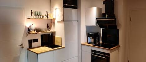 Kühlschrank, Mikrowelle, Ofen, Geschirrspüler