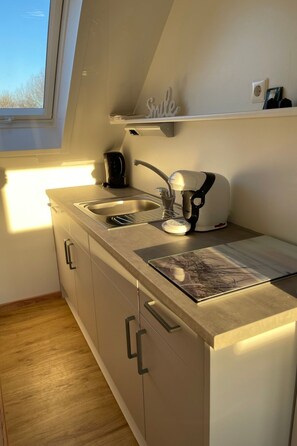Fridge, microwave, cookware/dishes/utensils - Johanni by Interhome (Norderney)