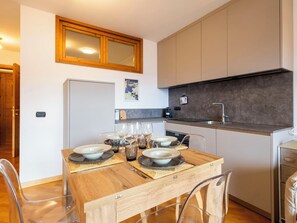 Meubilair, Interieur Ontwerp, Flooring, Keuken, Hout, Kamer, Verdieping, Plafond, Countertop, Cabinetry