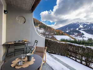 Mountain Range, Balcony, Penthouse Apartment - Nice apartment for 4 guests with TV, terrace and pets allowed (Bormio)