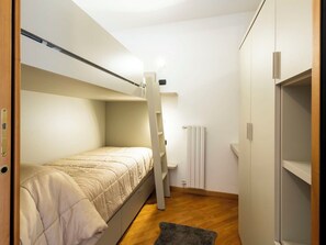 Slaapkamer, Bed, Interieur Ontwerp, Flooring, Verdieping, Hout, Laken, Bedding, Plafond, Meubilair