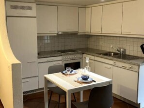Fridge, oven, dishwasher, cookware/dishes/utensils - Wohnung mit Bergblick by Interhome (Malvaglia)