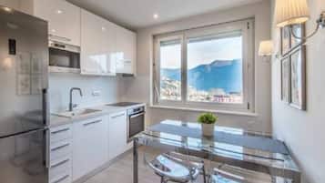 Refrigerador, microondas, horno y lavavajillas