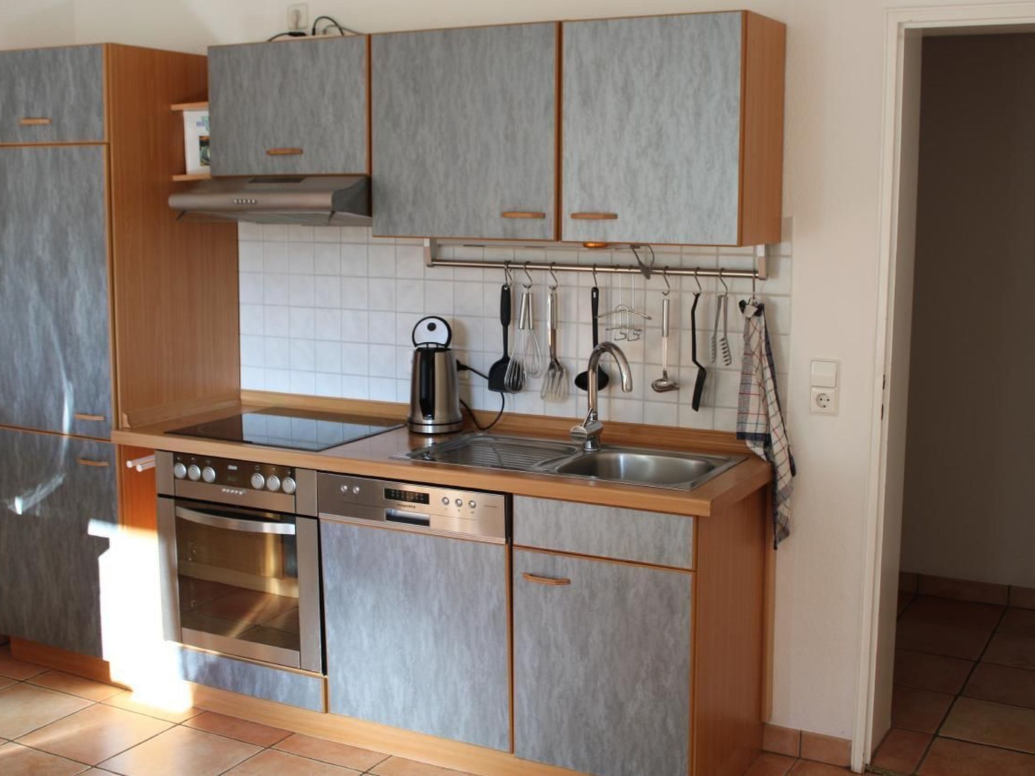 Een koelkast, een microgolfoven, een oven, een vaatwasser