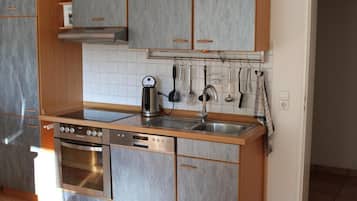 Een koelkast, een microgolfoven, een oven, een vaatwasser