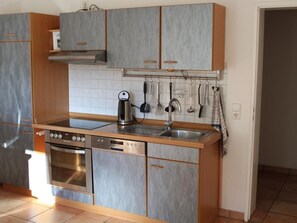 ثلاجة، ميكروويف، فرن، غسالة أطباق