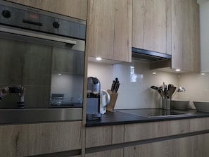 Frigorifero, forno, lavastoviglie, pentole/stoviglie/utensili