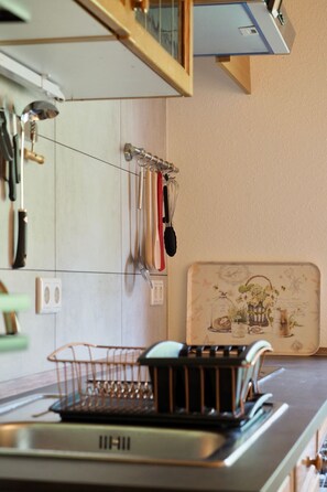 Refrigerador, horno y utensilios de cocina 