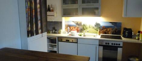 Kühlschrank, Ofen, Geschirrspüler, Kochgeschirr/Geschirr/Besteck