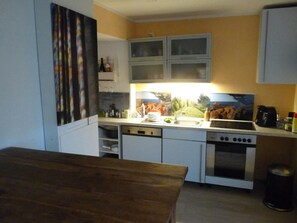 Fridge, oven, dishwasher, cookware/dishes/utensils - Wohnung in Linz Am Rhein by Interhome (Linz,)