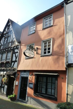 A building with a sign reading "Zum Neutor" and a traditional half-timbered structure to the left. - Wohnung in Linz Am Rhein by Interhome (Linz,)
