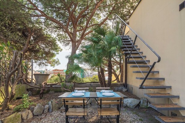 Outdoor dining - Stunning private villa for 4 guests with A/C, WIFI, terrace and panoramic view (Genoa)