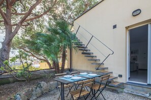 Outdoor dining - Stunning private villa for 4 guests with A/C, WIFI, terrace and panoramic view (Genoa)