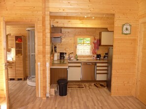 Kylskåp, ugn, diskmaskin och grytor/köksredskap