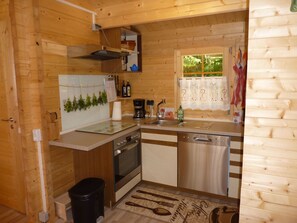 Kylskåp, ugn, diskmaskin och grytor/köksredskap