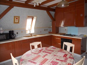 Fridge, microwave, dishwasher, cookware/dishes/utensils