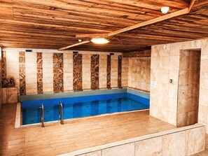 A swimming pool with a wooden ceiling and tiled walls. - Apartment Daniel by Interhome (Gosau)