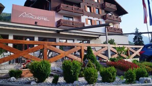A multi-story hotel with balconies and a sign that reads "VITALHOSAU HOTEL". - Deluxapartment Simon by Interhome (Gosau)