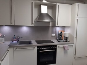 Kjøleskap, mikrobølgeovn, ovn og oppvaskmaskin