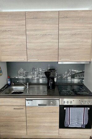 Een koelkast, een magnetron, een oven, een vaatwasser