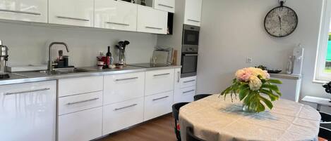 Kühlschrank, Mikrowelle, Ofen, Geschirrspüler