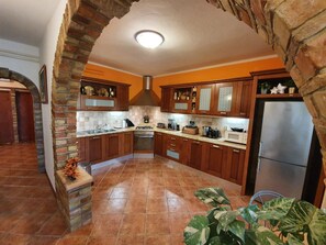 Fridge, microwave, oven, cookware/dishes/utensils - Wohnung 'Ivaana' mit Privatparkplatz by Interhome (Rovinj)