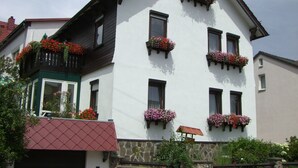 Un immeuble à plusieurs étages doté de balcons ornés de jardinières.