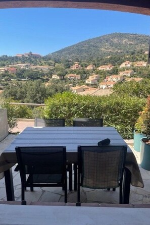 Outdoor dining - Les Issambres Charmes et Confort by Interhome (Les Issambres)