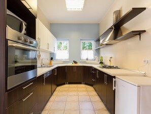 Jääkaappi, mikroaaltouuni, uuni, astianpesukone