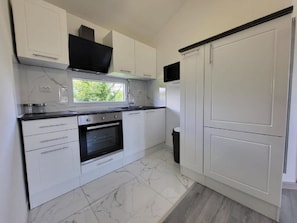 Kühlschrank, Mikrowelle, Ofen, Kochgeschirr/Geschirr/Besteck