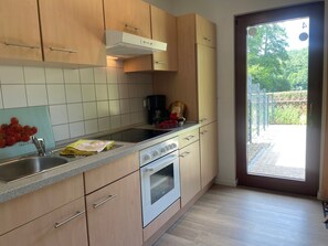 Kylskåp, mikrovågsugn, ugn och grytor/köksredskap