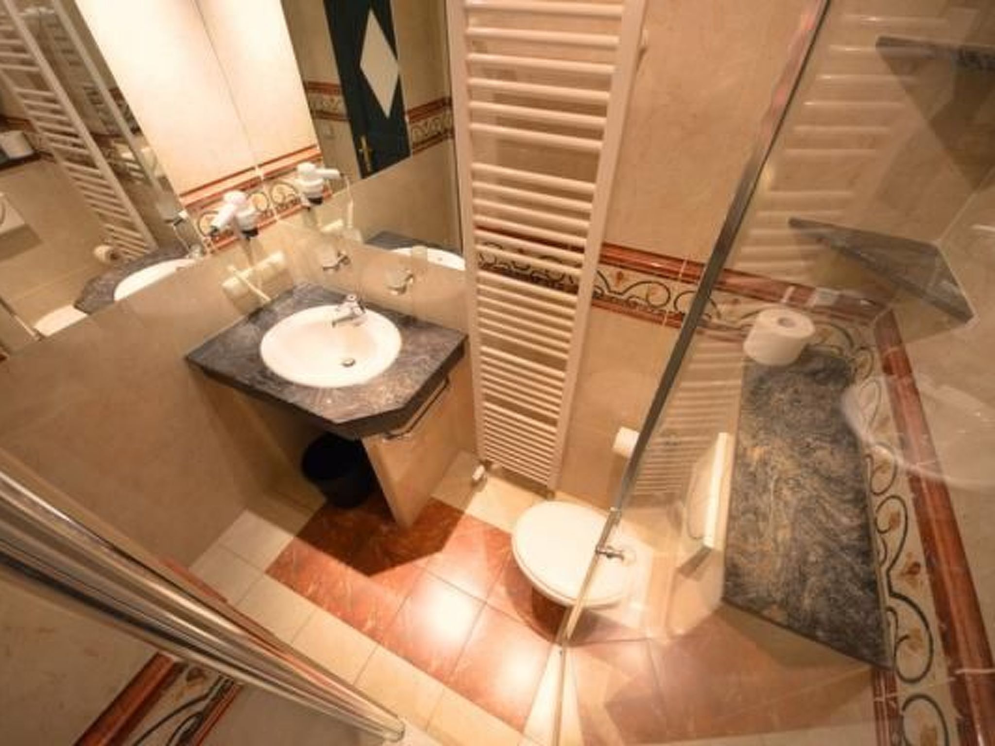 Ein Badezimmer mit Waschbecken, Toilette und Dusche.
