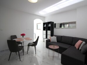 TV - Sabina A4 by Interhome (Poreč)
