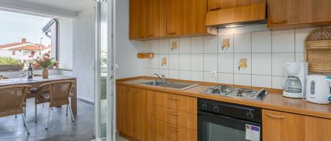 Frigorifero, microonde, forno, pentole/stoviglie/utensili