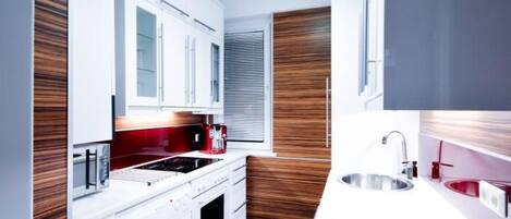 ثلاجة، ميكروويف، فرن، غسالة أطباق