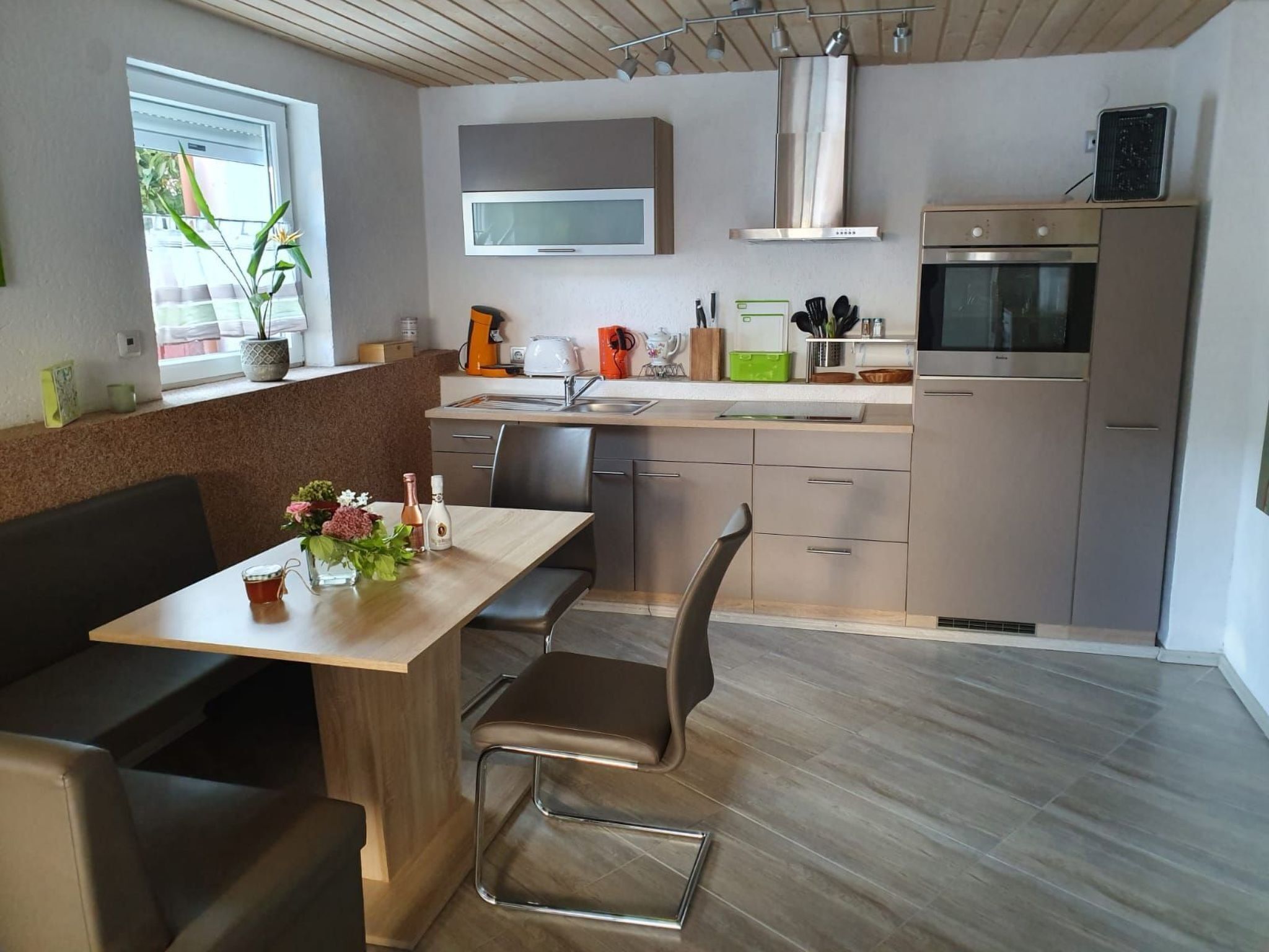 冷蔵庫、電子レンジ、オーブン、調理器具と食器