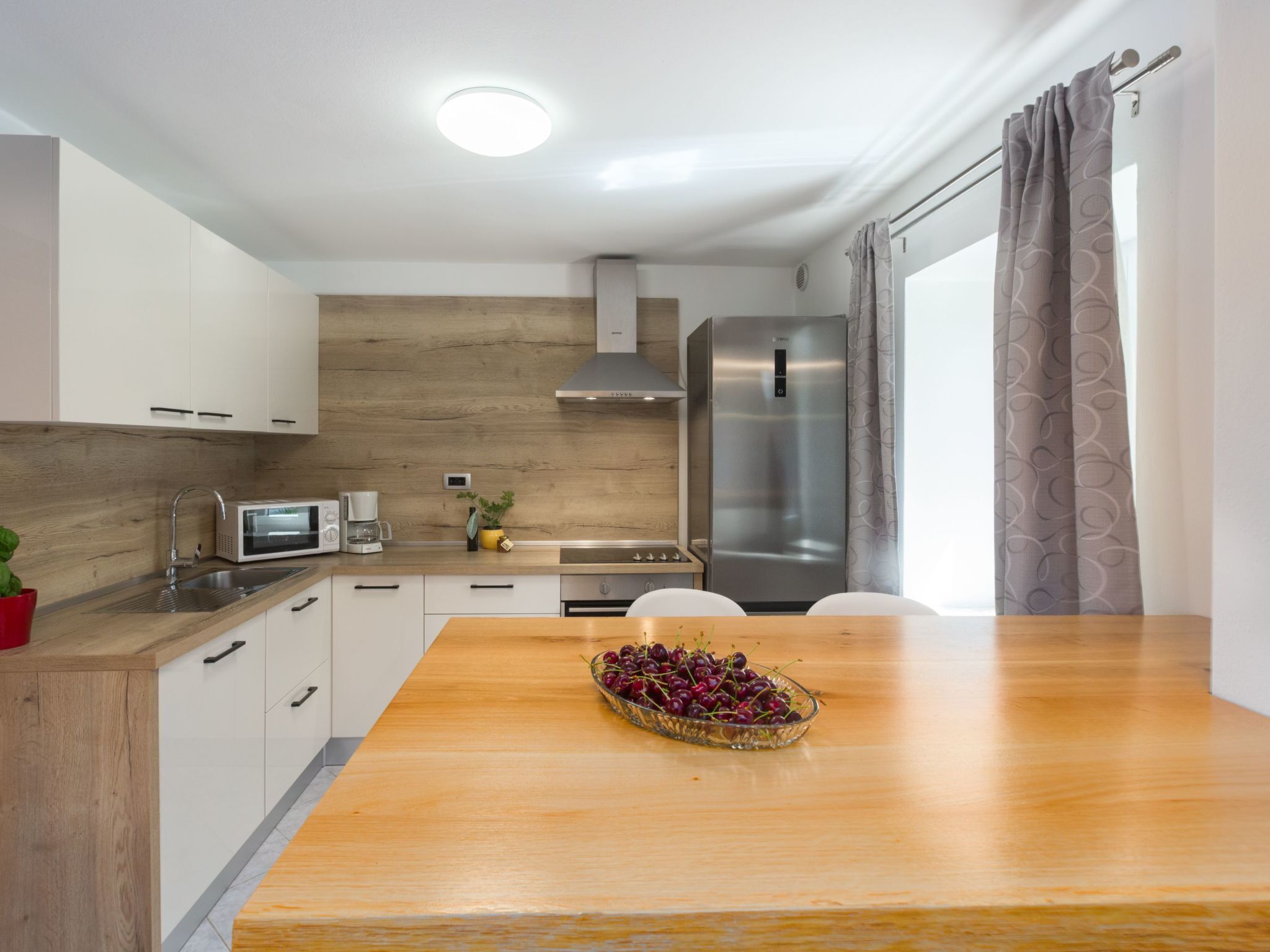 Jääkaappi, mikroaaltouuni, uuni, astianpesukone