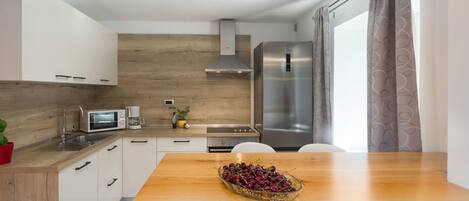 Jääkaappi, mikroaaltouuni, uuni, astianpesukone