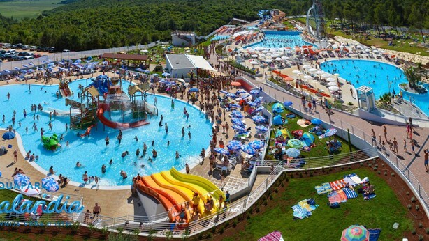 En vandpark med flere pools, rutsjebaner og en stor vandrutsjebane.