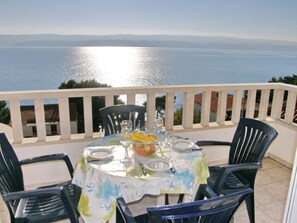 Outdoor dining - Appartement in Stanići mit Grill by Interhome (Omiš)