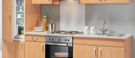 Geladeira, fogão, lava-louças, talheres/pratos/utensílios de cozinha