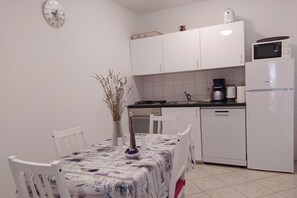 Fridge, oven, cookware/dishes/utensils - Wohnung in Fazana mit Garten, Grill und Terrasse by Interhome (Fažana)