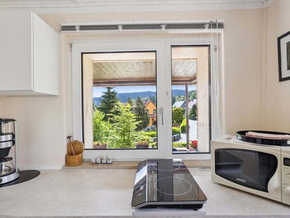 ثلاجة، ميكروويف، مستلزمات طهي/أطباق/أوعية