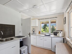 ثلاجة، ميكروويف، مستلزمات طهي/أطباق/أوعية