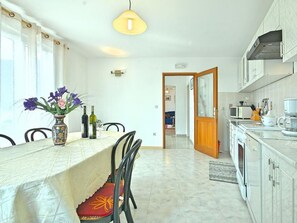 Fridge, microwave, oven, dishwasher - Vacation home Maria by Interhome (Dracevac)