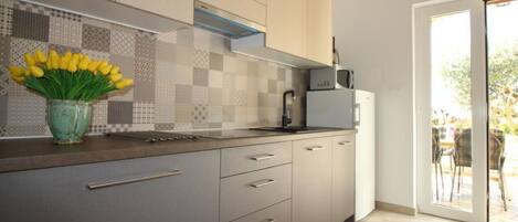 Kjøleskap, mikrobølgeovn, oppvaskmaskin og kjøkkenutstyr